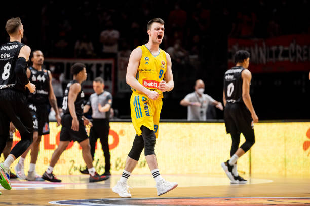 在首场对决 在首场对决