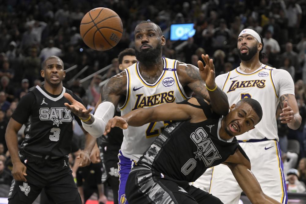 四人在场上 四人在场上