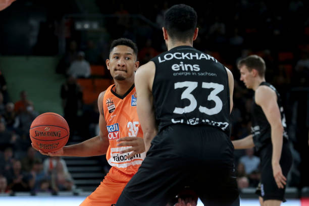 站稳脚跟 站稳脚跟